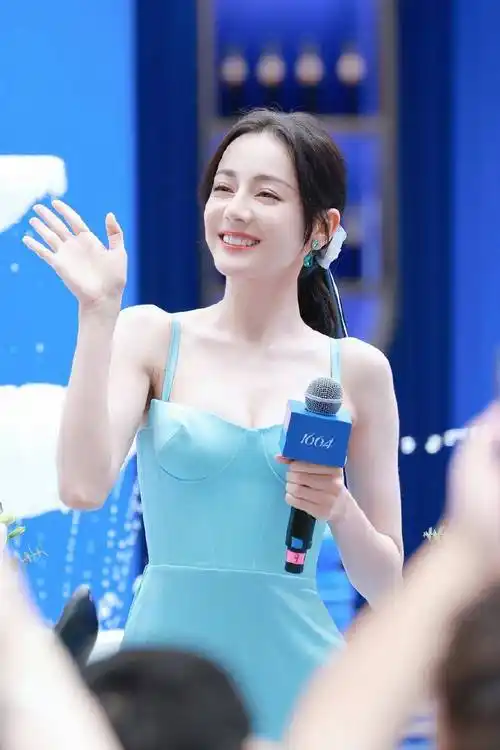 迪丽热巴出席活动穿着暴露,意外走光忙捂胸,胯部变宽惹网友猜疑_身材