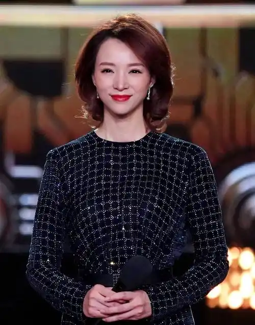 央视一姐董卿亲自示范:不穿旧衣服,留着头发,50岁就没有大妈的感觉了