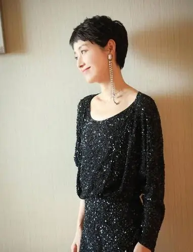 马伊琍又换新发型,剪利落短发太减龄,衬衫搭高腰裤好随性