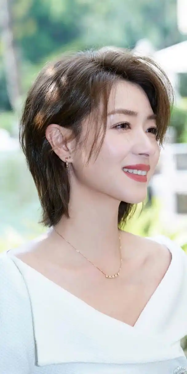 万茜# 干净利落的短发,甜美清纯的容颜,白皙细嫩的肩颈线,窈窕曼妙的