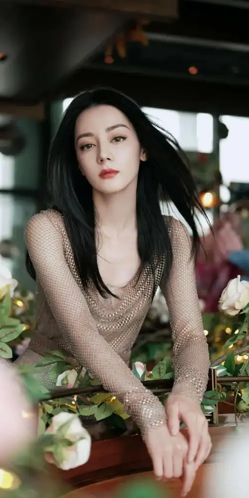 明星**:迪丽热巴水晶镶钻**连衣裙优雅摆拍,散发迷人魅力