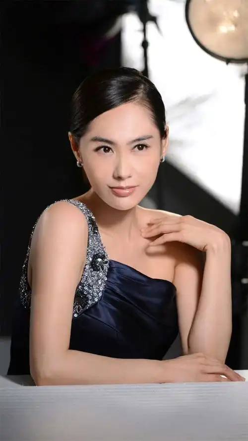 看了朱茵的穿搭,我悟了:发要蓬松,衣要穿宽,方能松弛高级