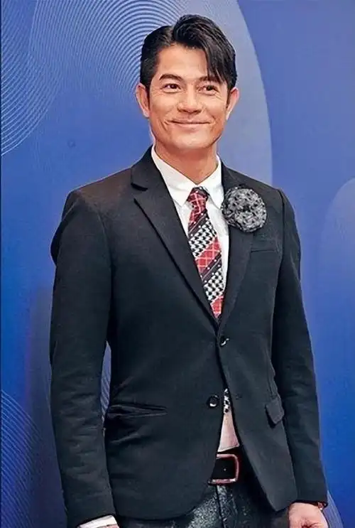 亚洲舞王郭富城年近60状态不输小鲜肉与小22岁娇妻真般配