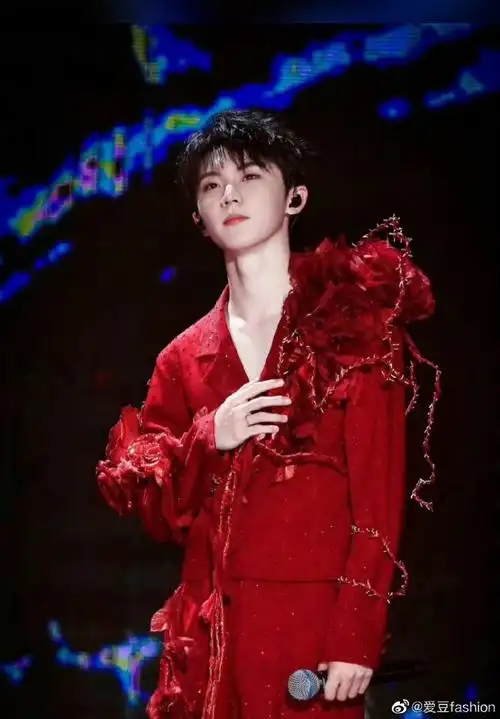 分享一些马嘉祺舞台神图,每一张都好绝@时代少年团队长-马嘉祺