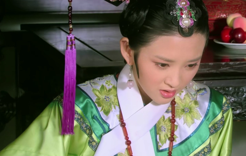 祺嫔有家世有背景又是一宫主位,为什么打个宫女就要被降位?