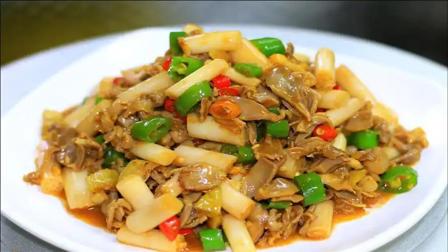 湖北人最爱吃的"藕带炒鸡杂",看大厨如何做,酸辣开胃又解馋