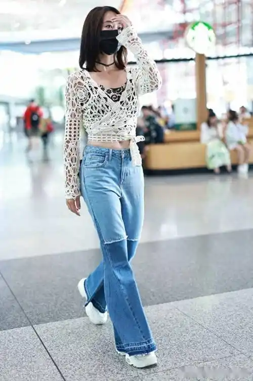 蓝盈莹北京到达,镂空针织衫搭拼色牛仔裤清爽靓丽_机场