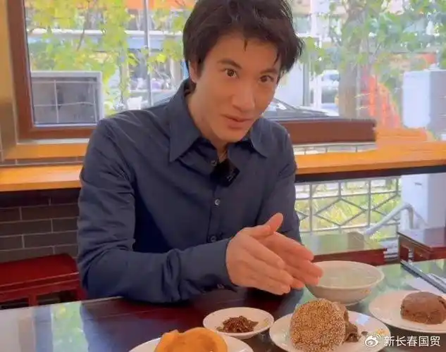 脸色瞬间扭曲大变:"前面那一刹那有点强啊",在尝试第二口之后,王力宏