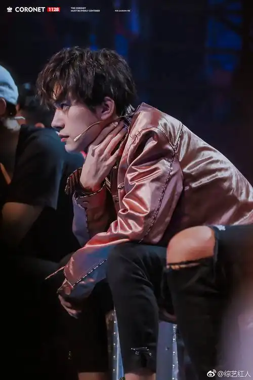 易烊千玺街舞盛典录制饭拍~香槟色上衣 黑色裤子 微卷毛发型,又奶又酷