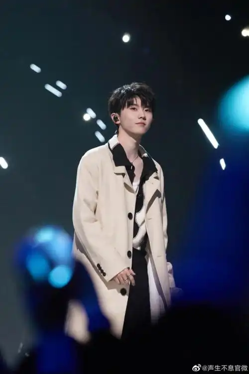 马嘉祺声生不息2一公大衣造型舞台照