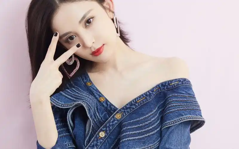 古力娜扎露肩性感图片-美女壁纸-高清美女图片-娟娟壁纸