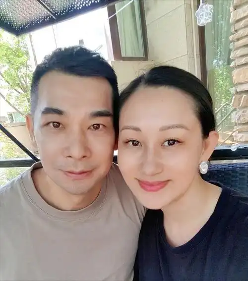 赵文卓晒结婚17周年视频被嘲,妻子发文护夫:记录美好,感恩相伴|那英