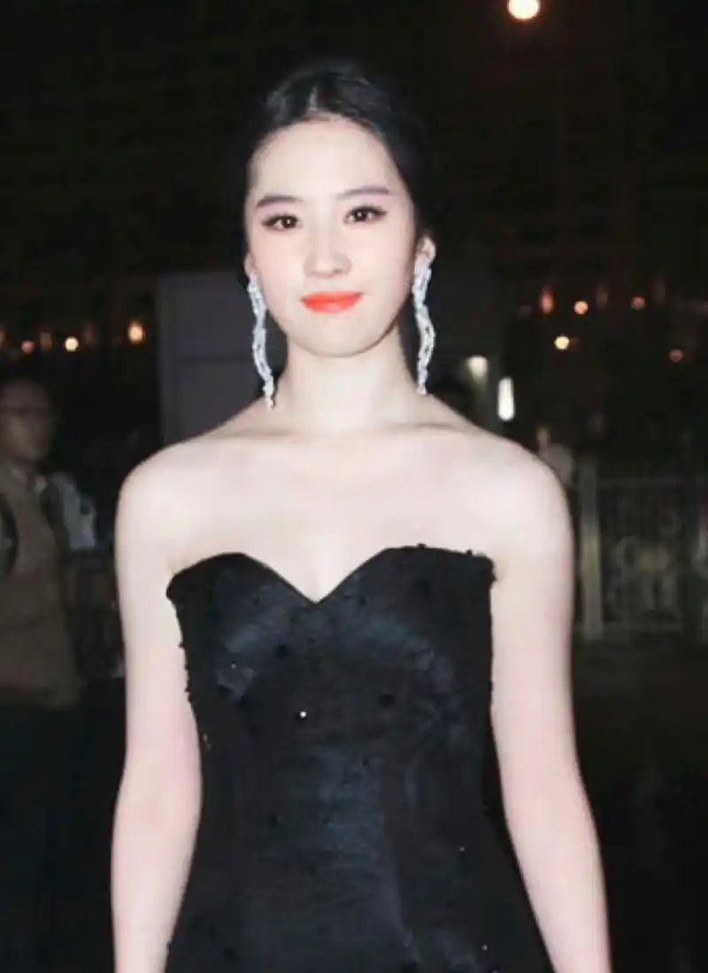 好喜欢刘亦菲这身黑天鹅礼服造型