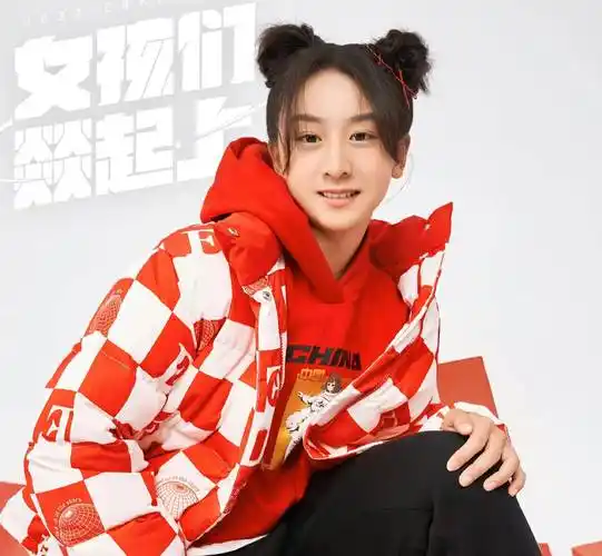 14岁森碟运动大片曝光,扎高马尾元气满满,露大长腿肉脸酷似爸爸