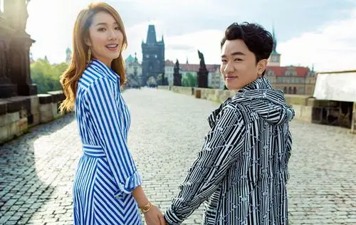 王祖蓝情人节高调晒幸福,两人合照遭网友找茬:第3张像母子!