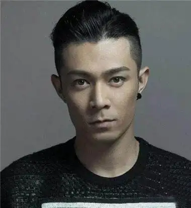 往前数的头发甚至用了剪平的斜刘海