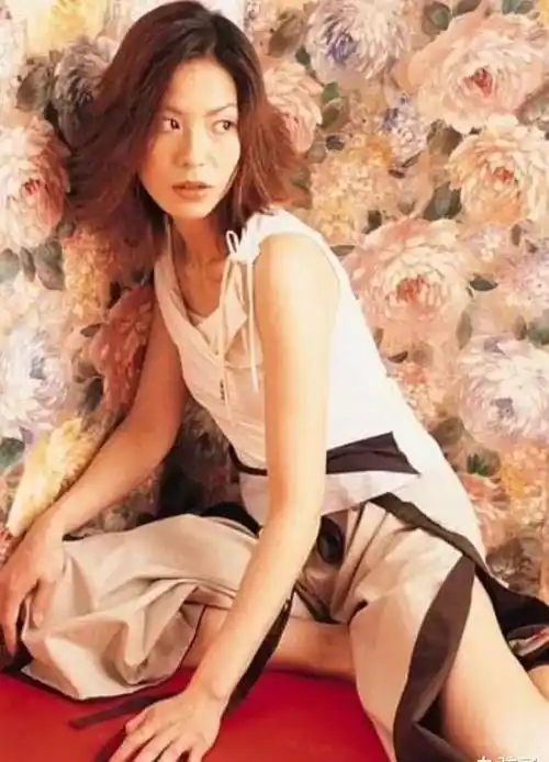 前有黄祖儿手撕魏骏杰,天真的滕丽名二次遇渣男,嫁豪门丁克七年