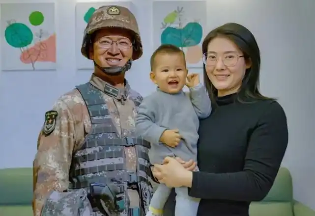 陈红军营长爱人和儿子成为某军区颁奖仪式特邀嘉宾
