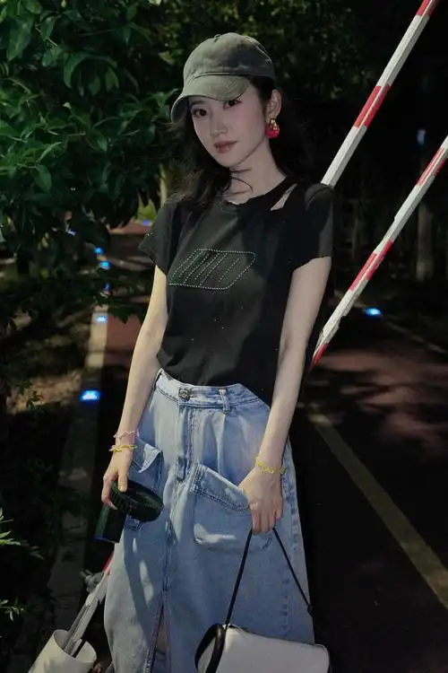 景甜棒球帽牛仔裙随拍##景甜深夜街拍
