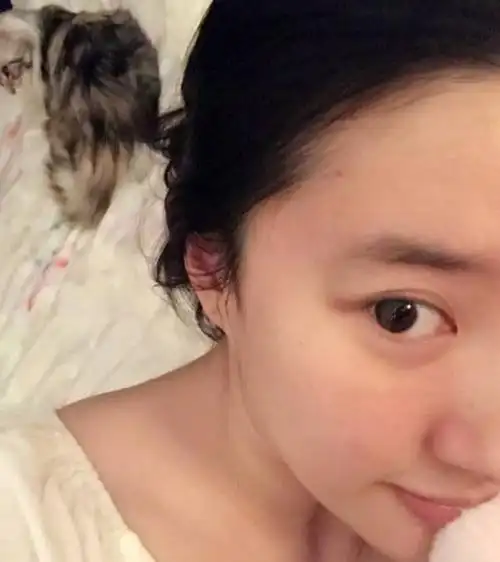 的刘亦菲看起来跟普通小姑娘没有一点区别,不化妆也不打扮,可爱又真实