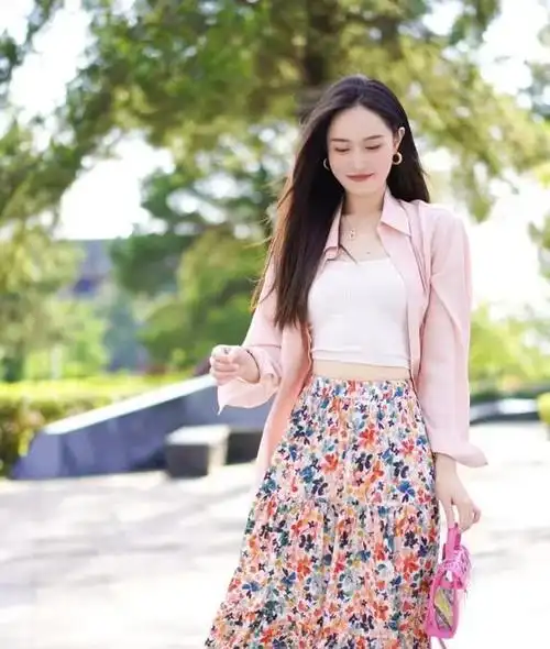 连衣碎花裙怎么搭配不土气