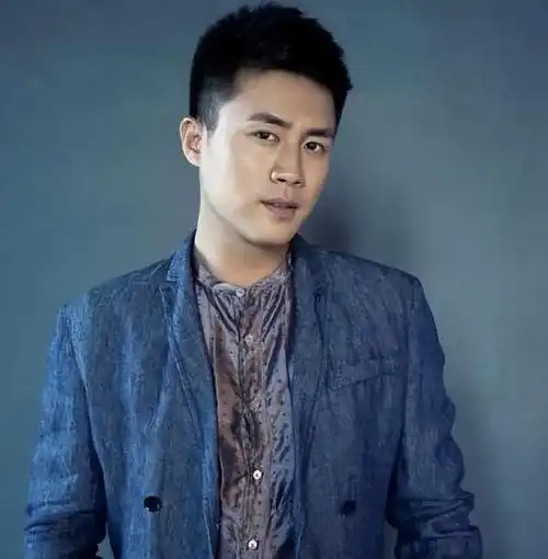 杜淳今年已经40岁了,是中国内地知名男演员,在电视剧走西口中饰演男