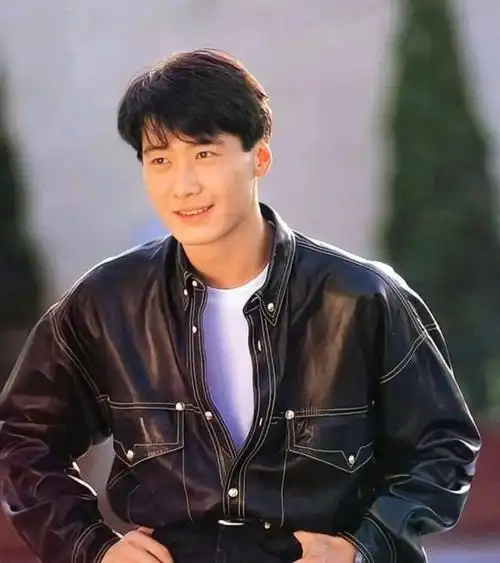 帅气的外表,优雅的气质,磁性的嗓音,帮助黎明顺利跻身"四大天王"行列