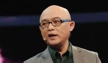 不管什么原因,总之多年来观众看到的多是没有头发的孟非.