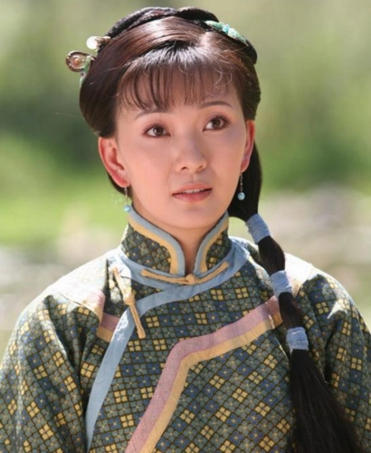 从小父母离异,18岁出道一剧成名,多年演戏不温不火,如今还美