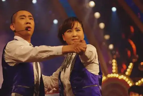 贾玲减肥100斤是骗人的公开露面是她姐姐贾丹网友太离谱