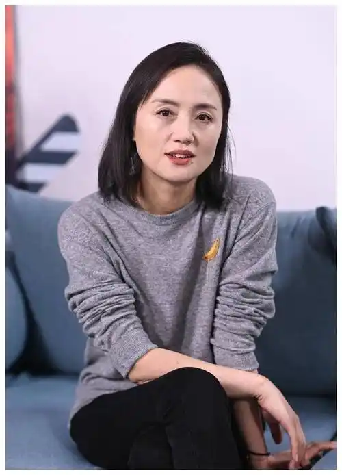 辛柏青家庭悉尼亮相,朱媛媛气质骨相出众,女儿高挑迷人.