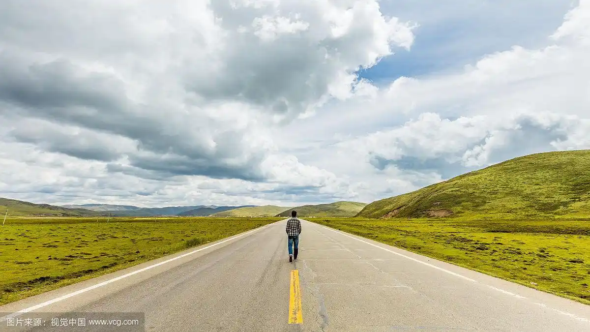 一个人走在马路上