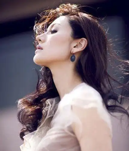 组图李嘉欣迅速瘦身登封面秀发披肩风情万种