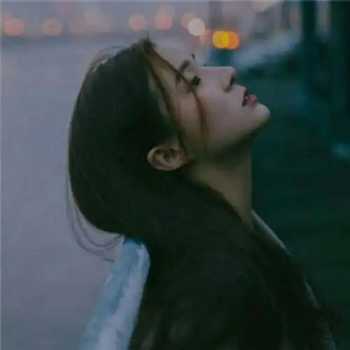 仰头伤感寂寞女生头像图片