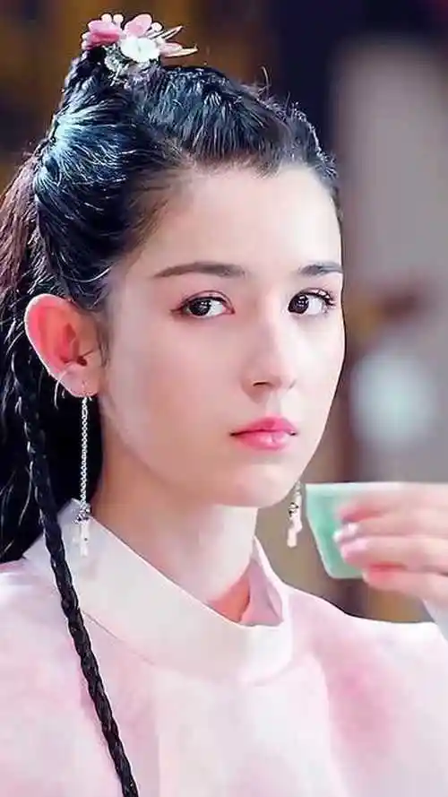 哈妮克孜真的是神仙颜值女生都忍不住心动不愧是新疆四美之一