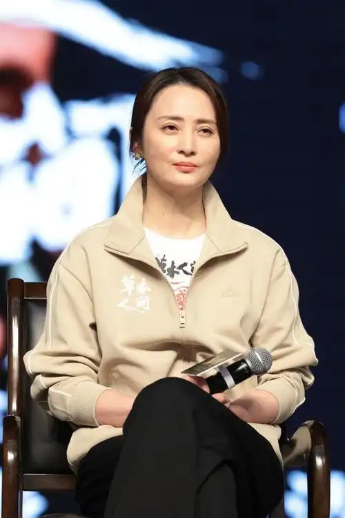 这不禁让人回想起十年前,当陈建斌获得金马奖最佳男配角时,蒋勤勤也坐