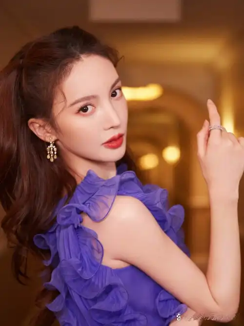 金晨真是美得不像话,轻轻一动作就迷人极了