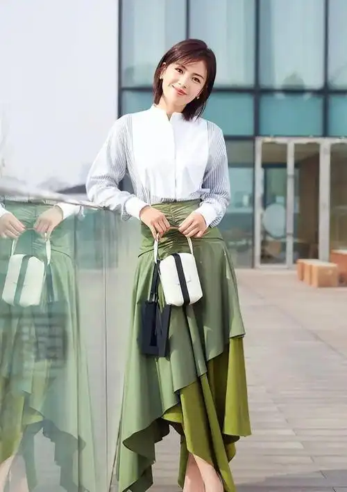 刘涛罕见为富豪老公理发!她打扮休闲素颜仍清秀,真的嫁对人了