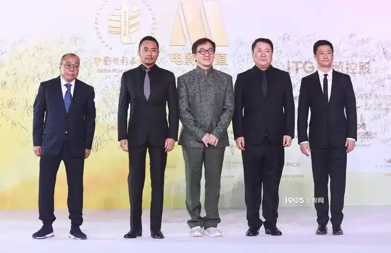 成龙吴京张涵予霸气亮相第35届金鸡奖闭幕红毯_电影_左至右_厦门