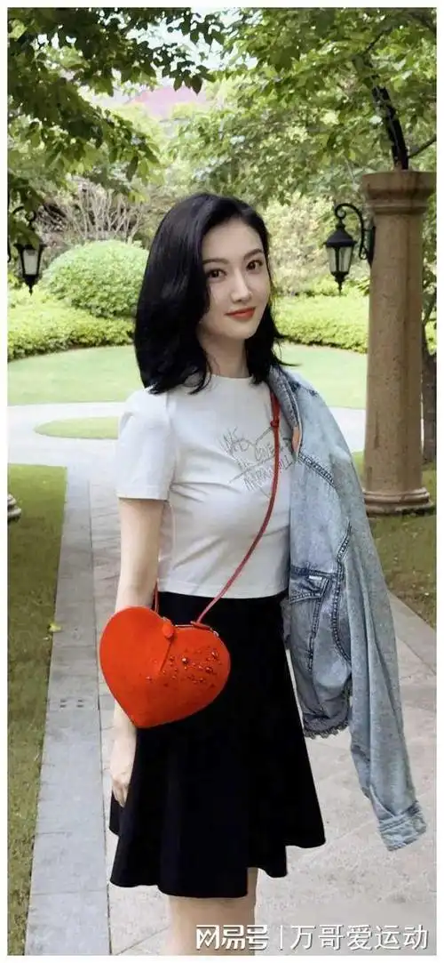 舆论后景甜新照爆出,初夏淡雅妆容甜美又清新!|发型|轻妆_网易订阅