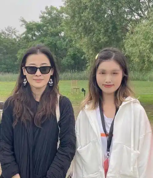 原创原创46岁梅婷罕见生图曝光打扮随意笑容迷人皮肤犹如少女般白皙