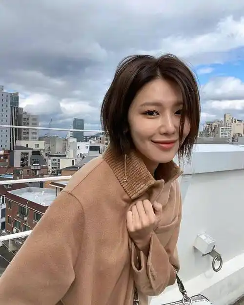 在屋顶上享受秋日阳光的崔秀英,展现出各种表情,炫耀