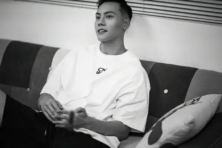 陈伟霆酷帅侧颜黑白写真图片36