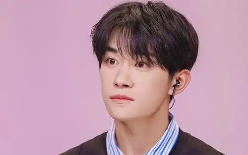 易烊千玺时尚休闲条纹衬衫帅气写真,大陆明星-回车桌面