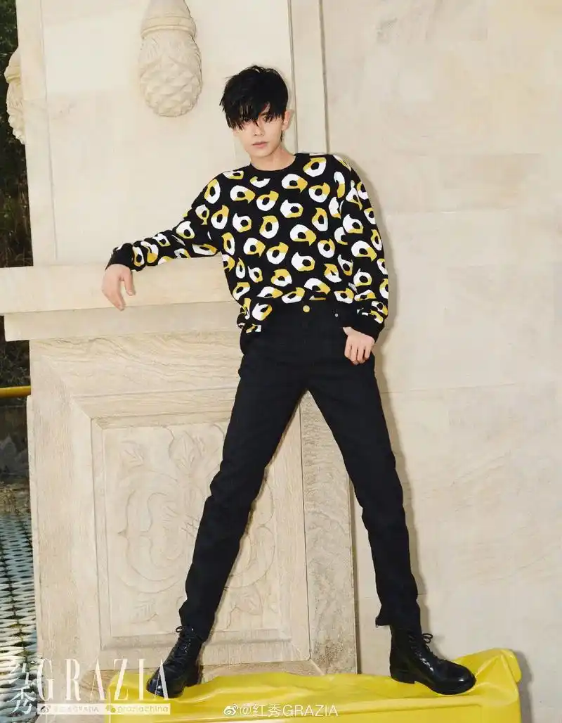 任嘉伦红秀封面  截止今日18:00,嘉人们认准官方,别买 - 抖音