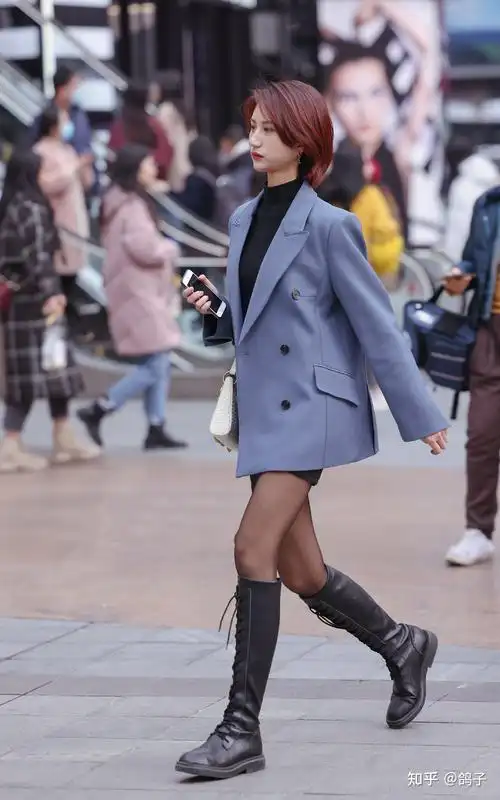 看街拍 学搭配: 11组黑色丝袜 高筒靴搭配 哪组最好看?
