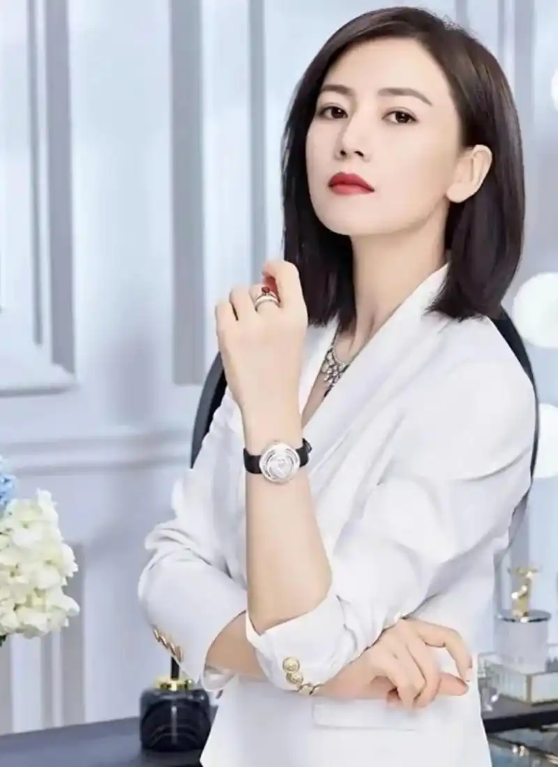 高圆圆清新大片,清爽时尚的短发,一颦一笑都非常甜美!