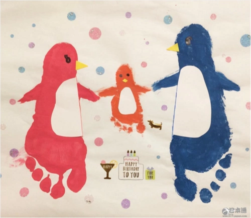 人们出于纪念孩子的出生等目的,将孩子的小脚丫沾上染料印在纸上.