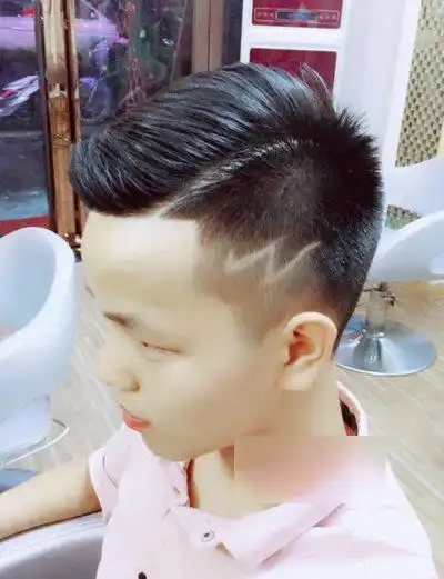 男士发型2022流行发型刘海(时尚派男士带刘海的侧分头发型)(12)