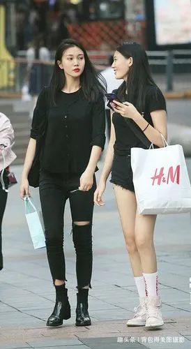 首页 生活 > 路人街拍,黑色的搭配看起来显瘦显优雅,清新少女感十足4.